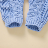 SoftKnit – Varm och söt – Stickad babyoverall med huva