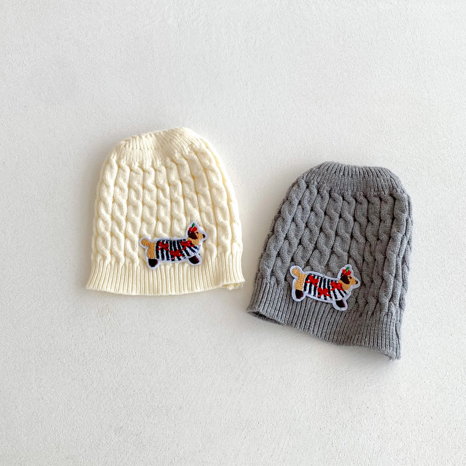PlayfulKnit – Mjuk & söt – Stickad babyoverall med hundmotiv