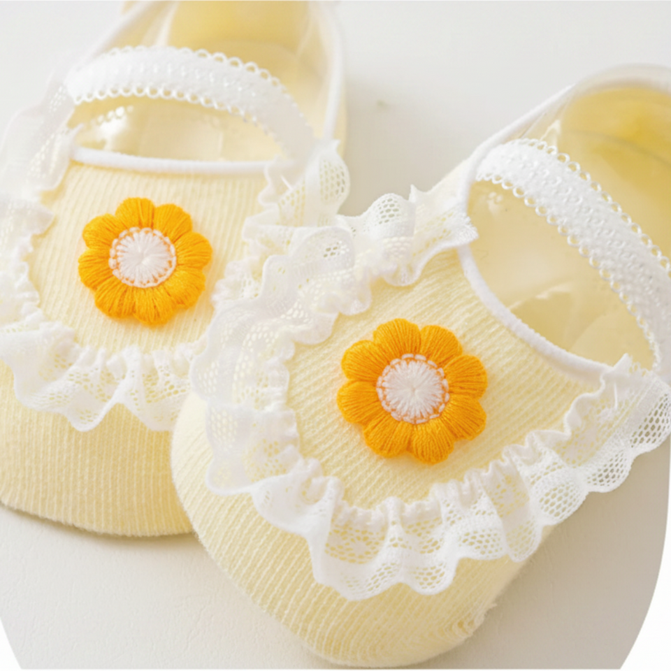 SweetFeet – Mjuka & söta – babystrumpor med blommor och spetsar