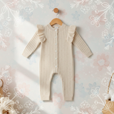 MiniAurora – Mjukt & elegant – Stickad babyoverall med änglavingar och hårband