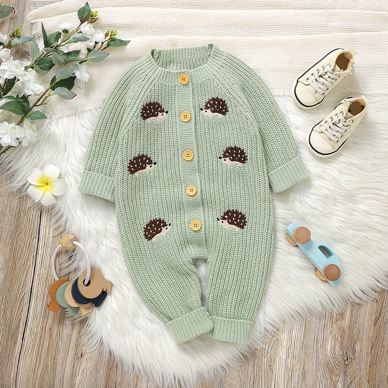 CozyHedge – Mjuk & varm – Stickad babyoverall med igelkottmönster