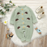 CozyHedge – Mjuk & varm – Stickad babyoverall med igelkottmönster