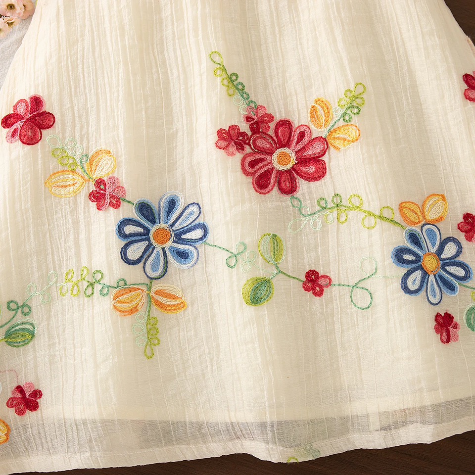MiniFlora – Lätt och charmig – Broderad klänning för småflickor