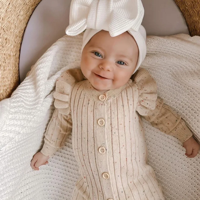 MiniAurora – Mjukt & elegant – Stickad babyoverall med änglavingar och hårband