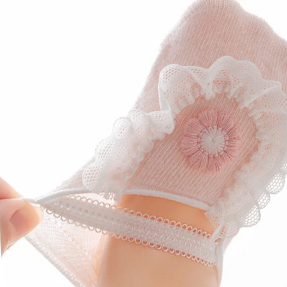 SweetFeet – Mjuka & söta – babystrumpor med blommor och spetsar
