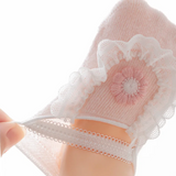 SweetFeet – Mjuka & söta – babystrumpor med blommor och spetsar