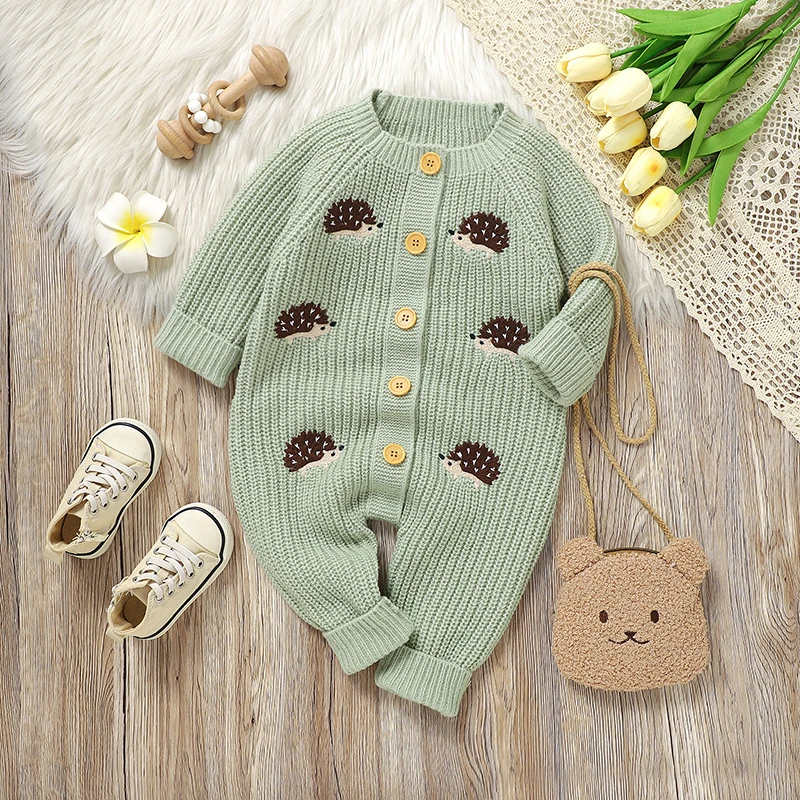 CozyHedge – Mjuk & varm – Stickad babyoverall med igelkottmönster