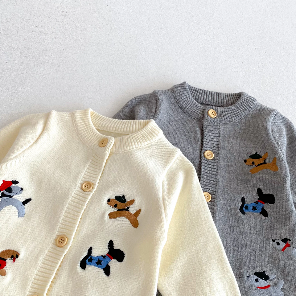 PlayfulKnit – Mjuk & söt – Stickad babyoverall med hundmotiv