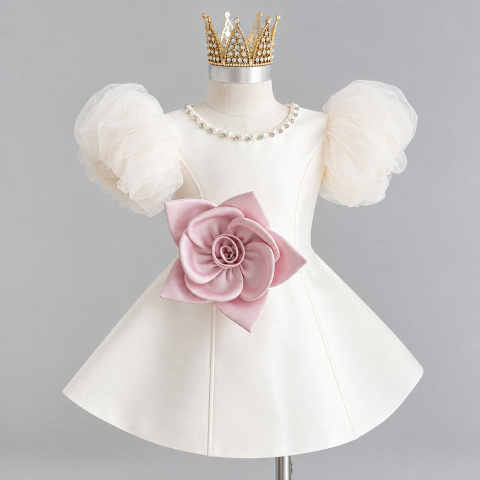 LittleRose – Elegant och festligt – Flickklänning med 3D-blomma och puffärmar