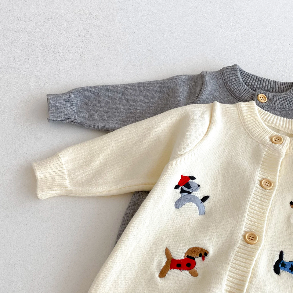PlayfulKnit – Mjuk & söt – Stickad babyoverall med hundmotiv