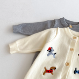 PlayfulKnit – Mjuk & söt – Stickad babyoverall med hundmotiv