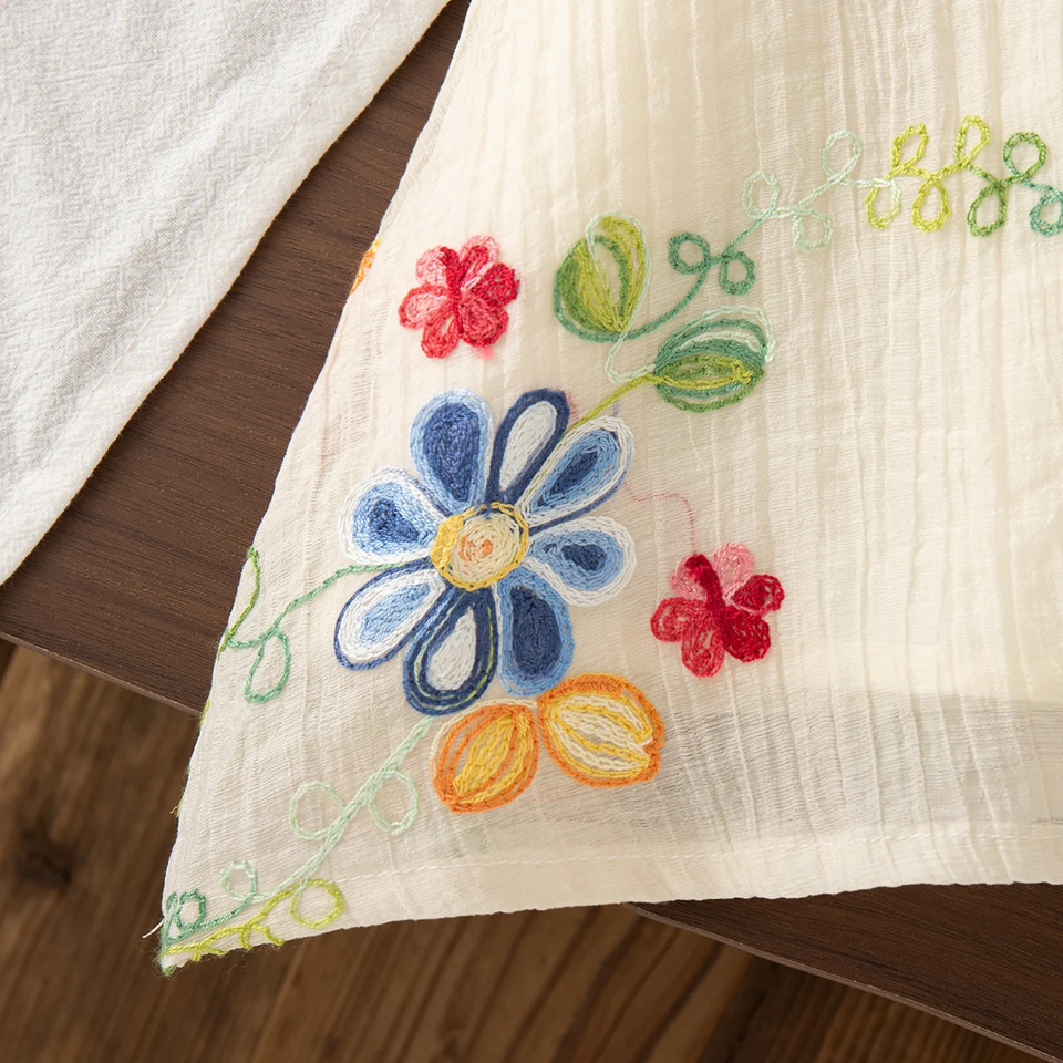 MiniFlora – Lätt och charmig – Broderad klänning för småflickor