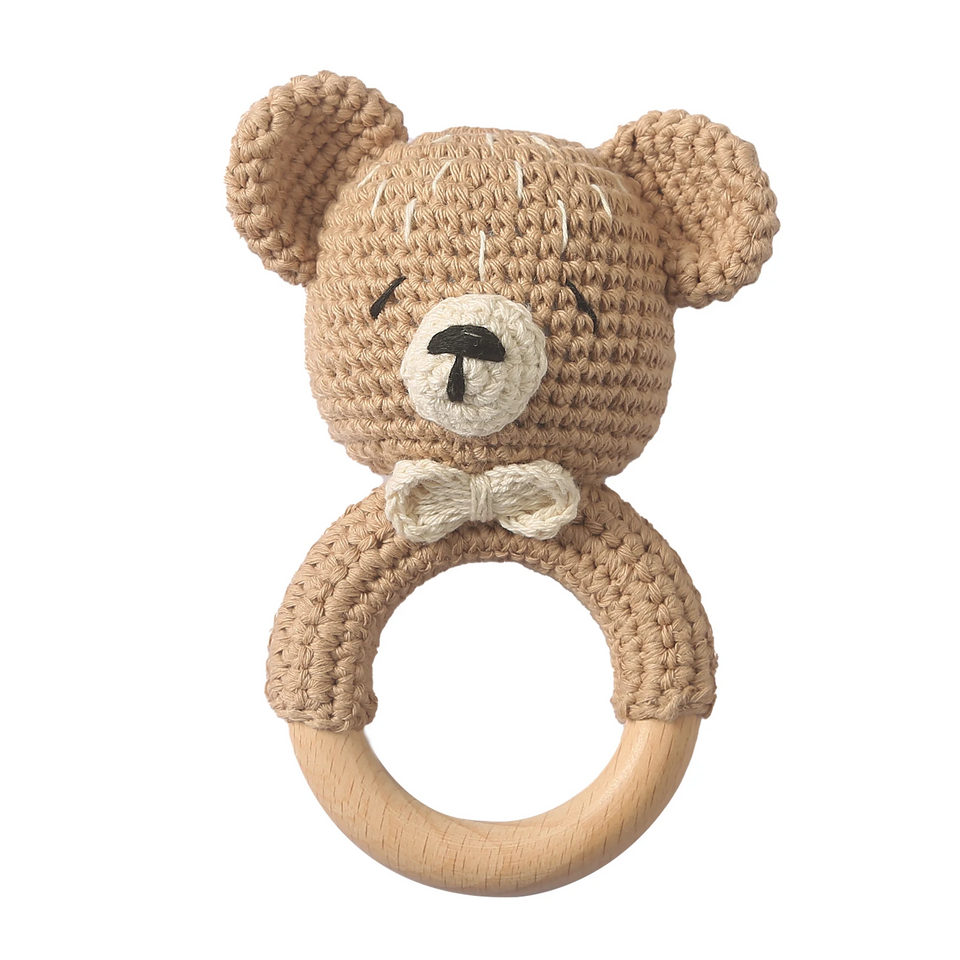 CuddleRattle – Mjuk & lekfull – Virkad babyrassel med träring