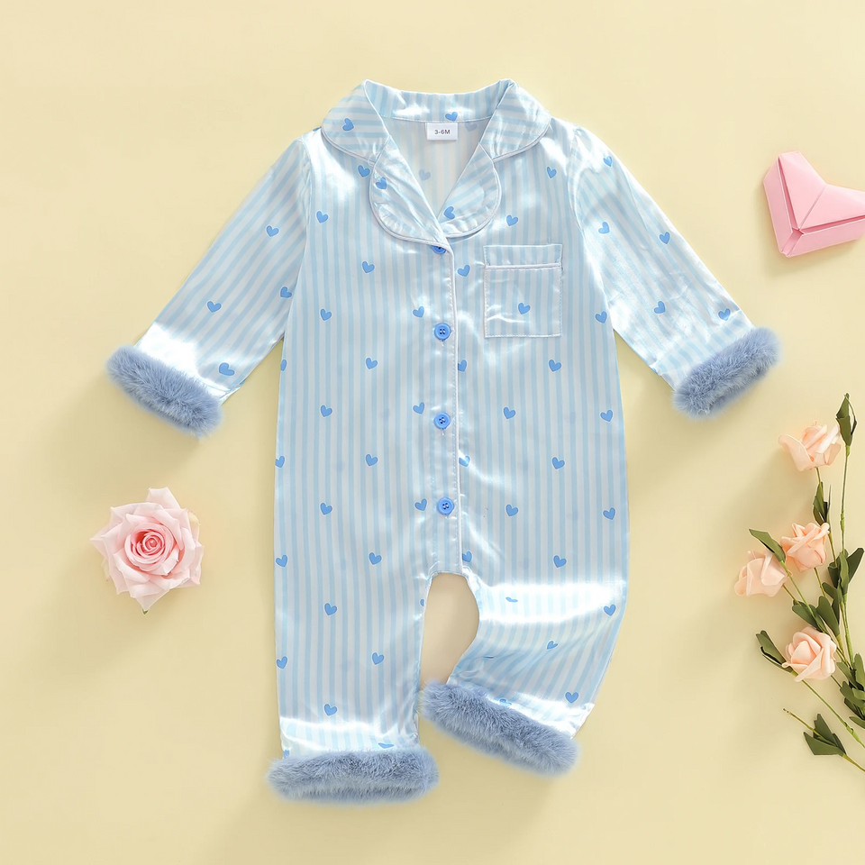 TinyLove – Mjuk & varm – Babyoverall med hjärtmönster och plyschdetaljer