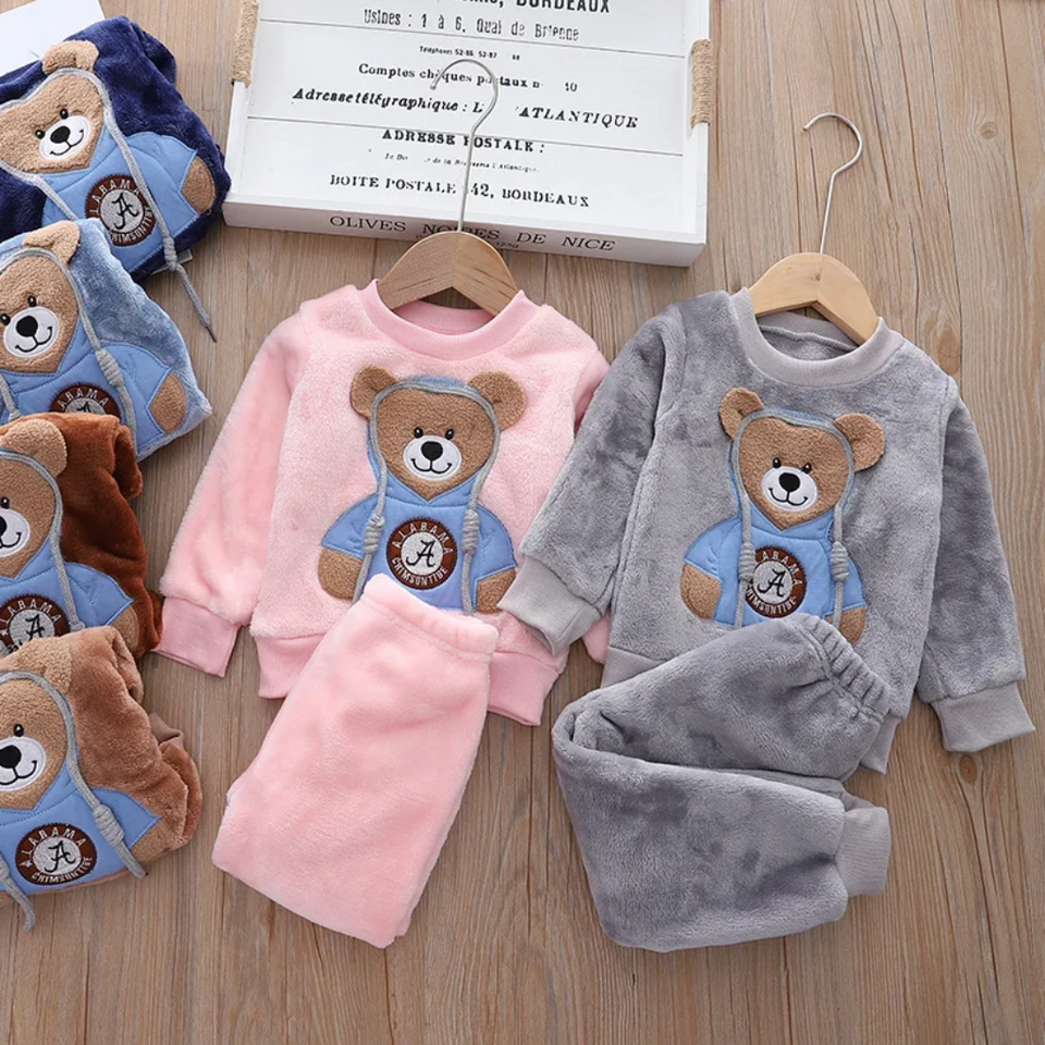 CozyBear – Varmt & mjukt – Träningsdräkt för barn med björnmönster