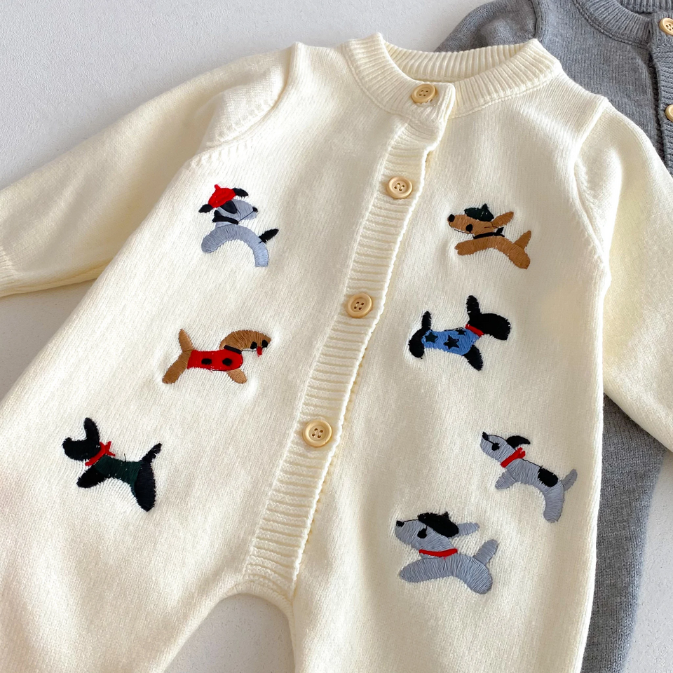 PlayfulKnit – Mjuk & söt – Stickad babyoverall med hundmotiv