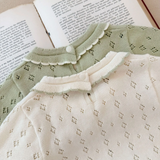 MiniBelle – Elegant & mjuk – Stickad babyklänning med volangdetaljer