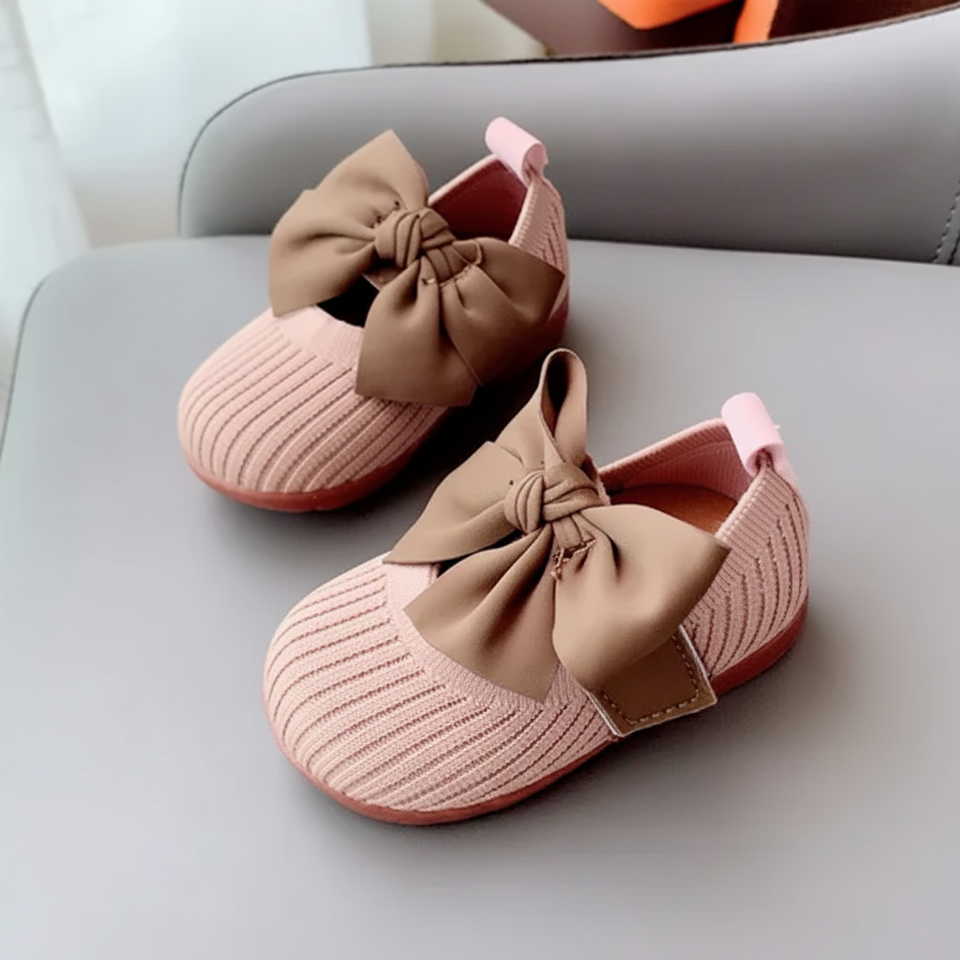 SweetBow – Sött & praktiskt – Stickade babyskor med fjärilsrosett