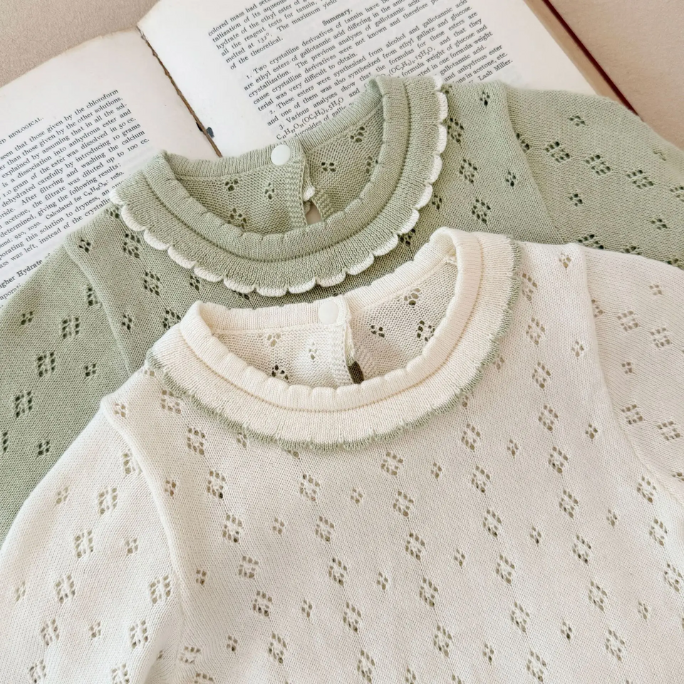 MiniBelle – Elegant & mjuk – Stickad babyklänning med volangdetaljer