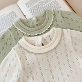 MiniBelle – Elegant & mjuk – Stickad babyklänning med volangdetaljer