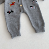 PlayfulKnit – Mjuk & söt – Stickad babyoverall med hundmotiv