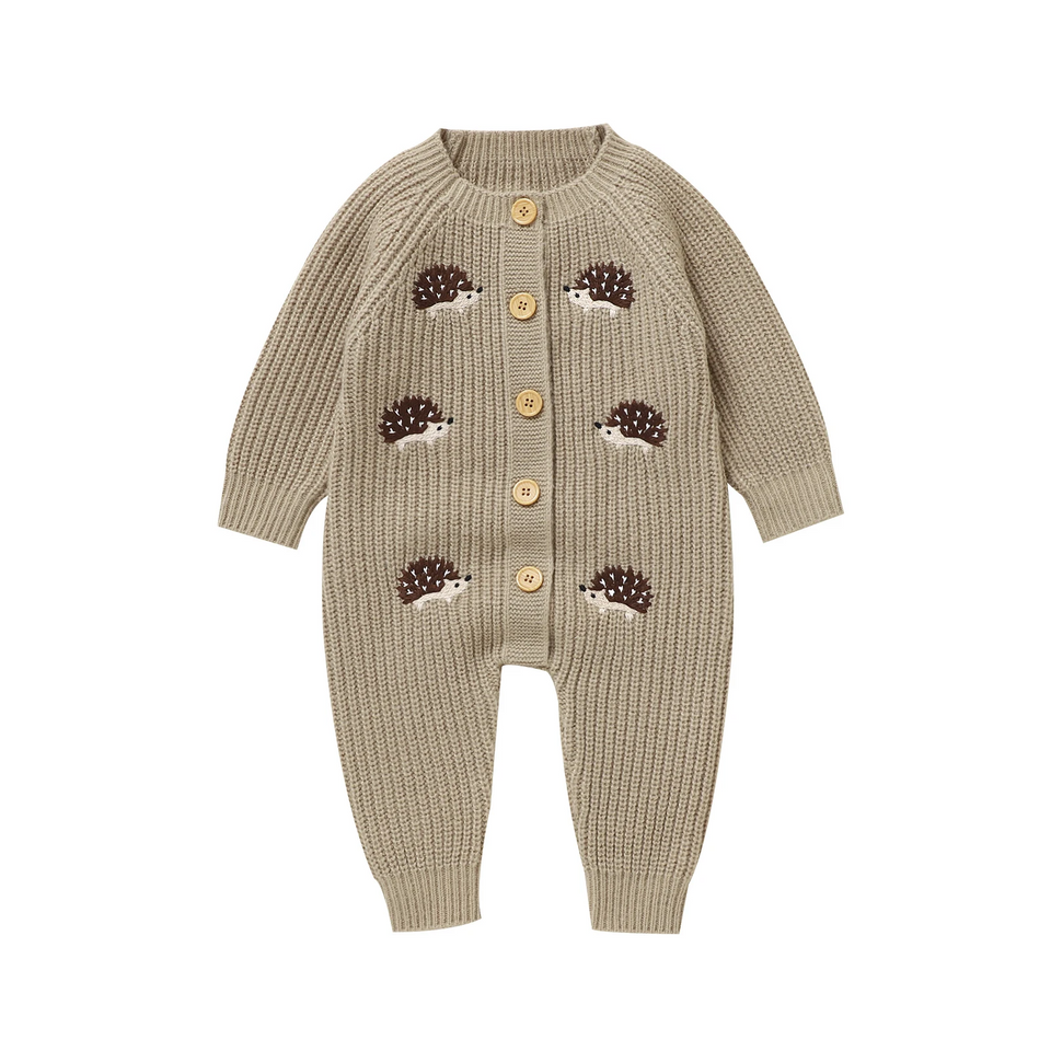 CozyHedge – Mjuk & varm – Stickad babyoverall med igelkottmönster