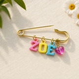 Personalized Charm Pin – Personligt & stilfullt – Namnbrosch