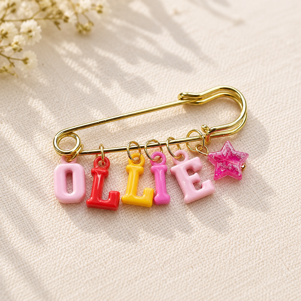 Personalized Charm Pin – Personligt & stilfullt – Namnbrosch
