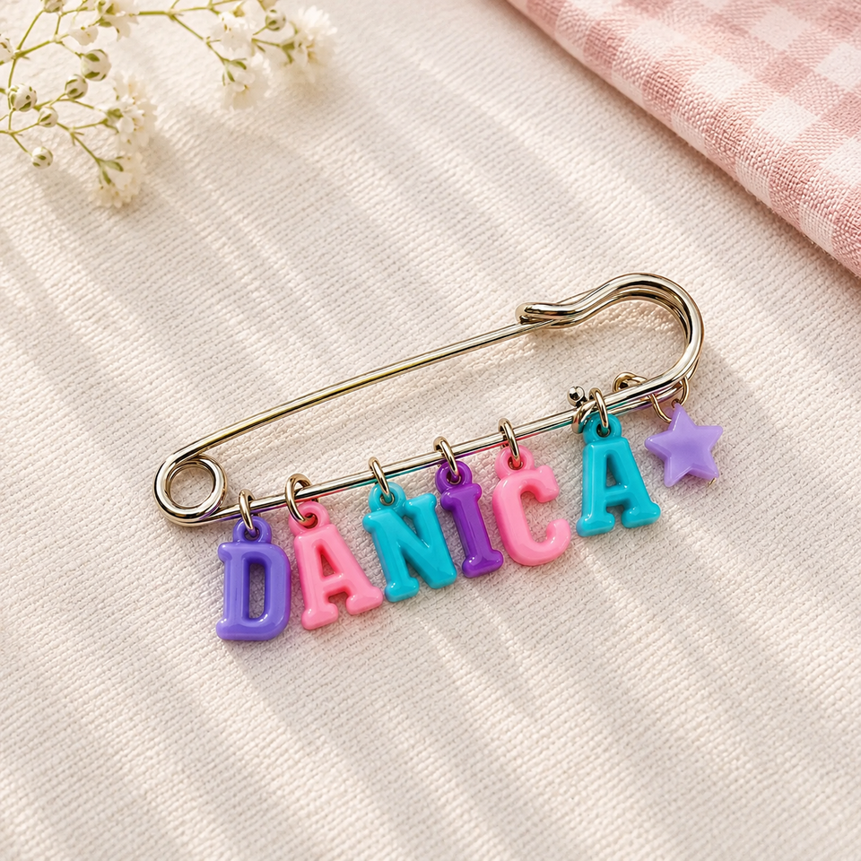Personalized Charm Pin – Personligt & stilfullt – Namnbrosch