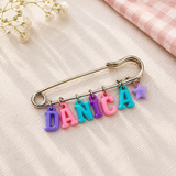 Personalized Charm Pin – Personligt & stilfullt – Namnbrosch