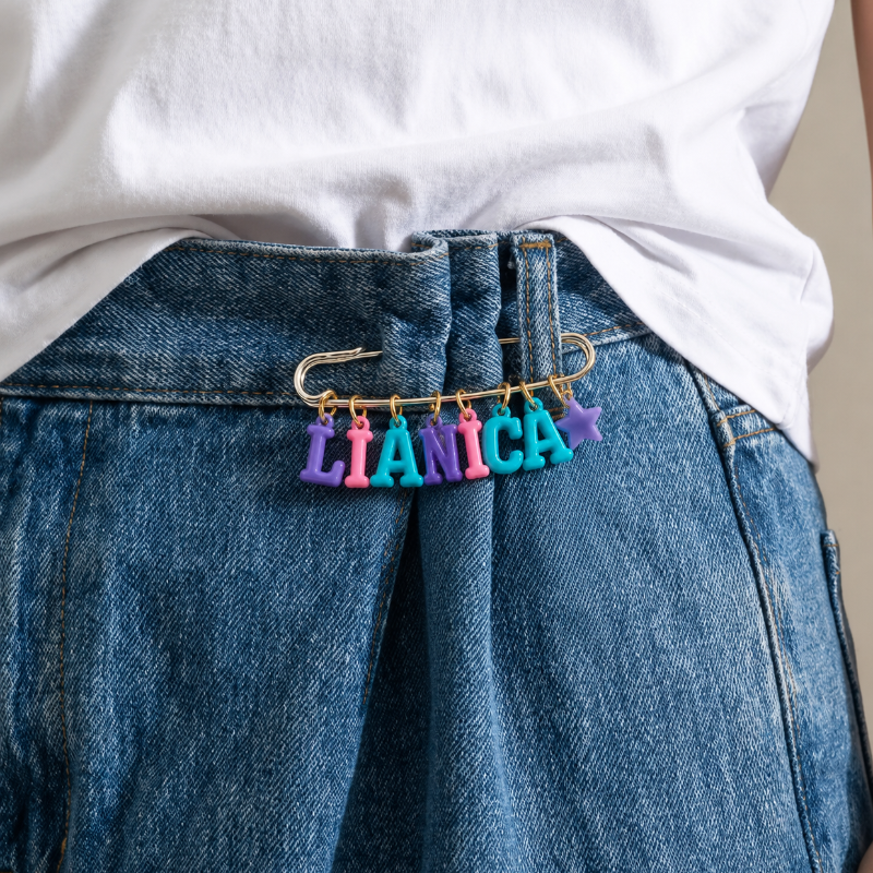 Personalized Charm Pin – Personligt & stilfullt – Namnbrosch