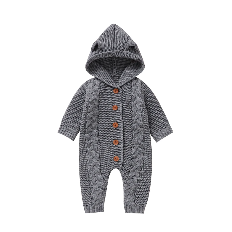 SoftKnit – Varm och söt – Stickad babyoverall med huva