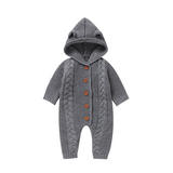 SoftKnit – Varm och söt – Stickad babyoverall med huva