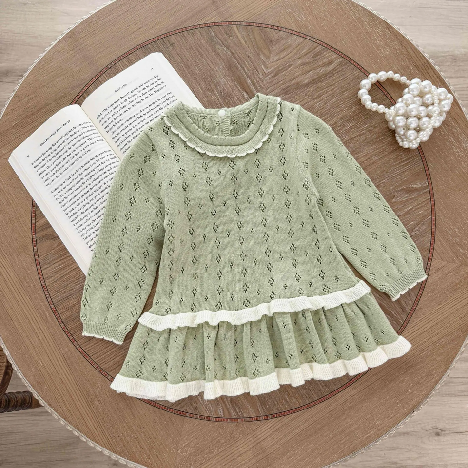 MiniBelle – Elegant & mjuk – Stickad babyklänning med volangdetaljer