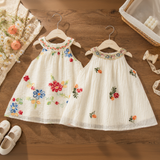 MiniFlora – Lätt och charmig – Broderad klänning för småflickor