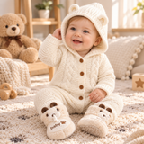 SoftKnit – Varm och söt – Stickad babyoverall med huva