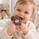 CuddleRattle – Mjuk & lekfull – Virkad babyrassel med träring