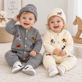 PlayfulKnit – Mjuk & söt – Stickad babyoverall med hundmotiv
