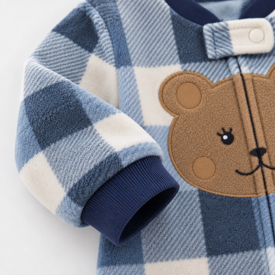 WarmBuddy – Söt & mjuk – Babyoverall i fleece med seriefigurmotiv