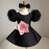 LittleRose – Elegant och festligt – Flickklänning med 3D-blomma och puffärmar