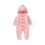 SoftKnit – Varm och söt – Stickad babyoverall med huva