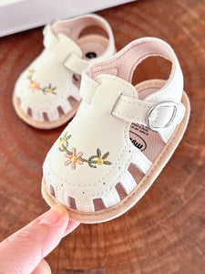 TinyPetals – Komfort & stil – Babysandaler med blomsterbroderi