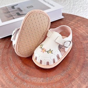 TinyPetals – Komfort & stil – Babysandaler med blomsterbroderi