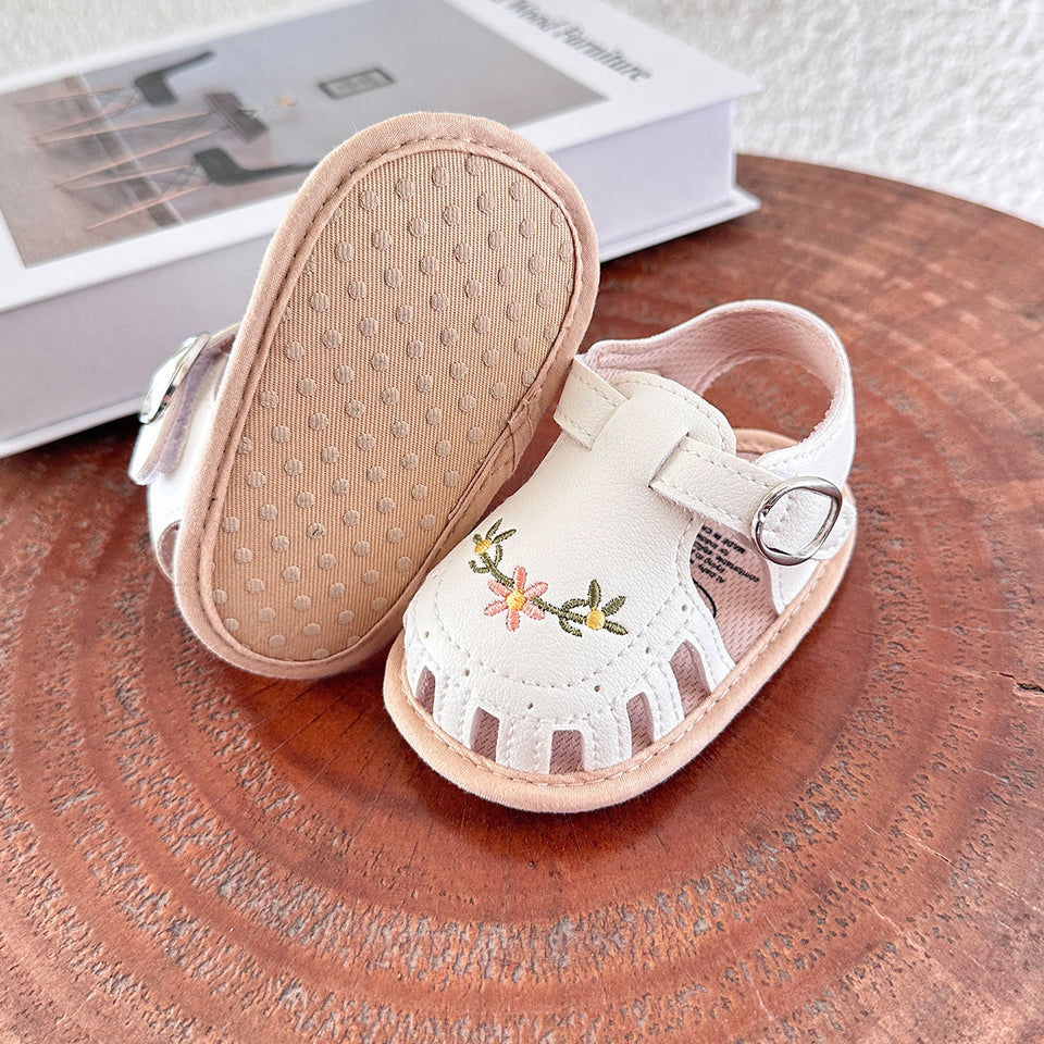 TinyPetals – Komfort & stil – Babysandaler med blomsterbroderi