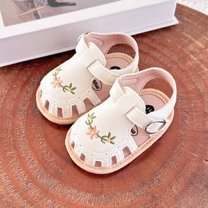 TinyPetals – Komfort & stil – Babysandaler med blomsterbroderi