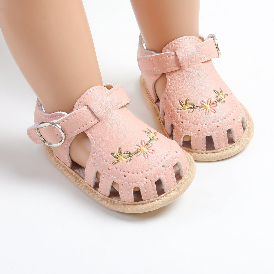 TinyPetals – Komfort & stil – Babysandaler med blomsterbroderi