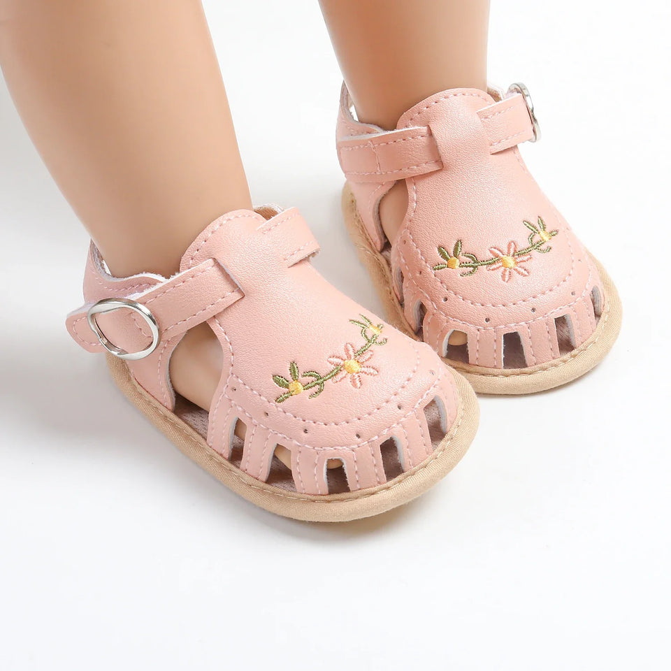 TinyPetals – Komfort & stil – Babysandaler med blomsterbroderi