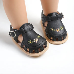 TinyPetals – Komfort & stil – Babysandaler med blomsterbroderi