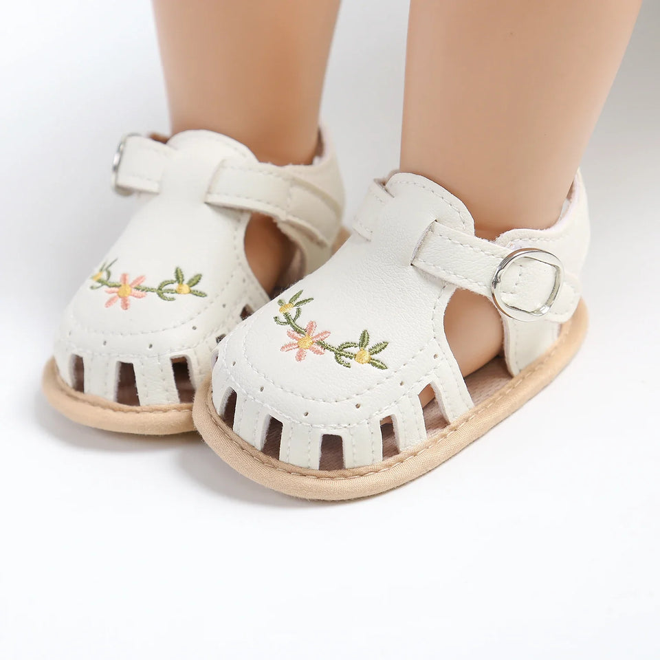 TinyPetals – Komfort & stil – Babysandaler med blomsterbroderi