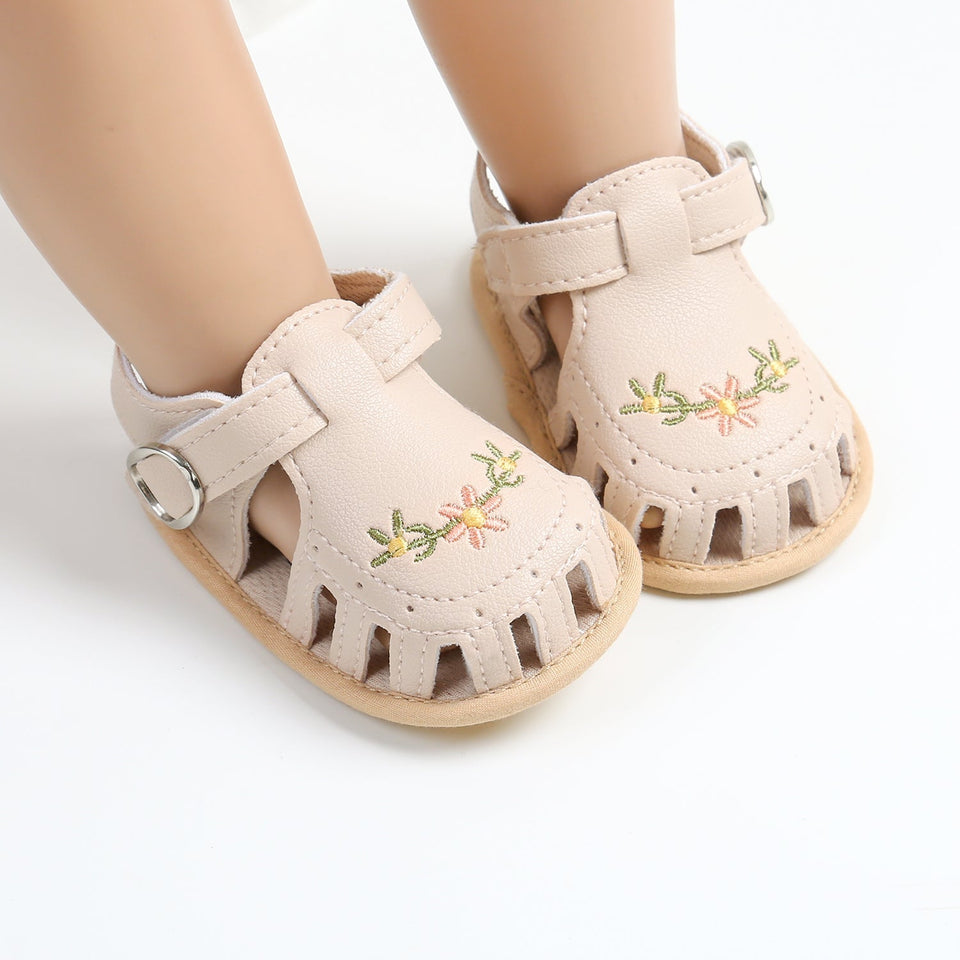 TinyPetals – Komfort & stil – Babysandaler med blomsterbroderi